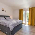 4 Bedroom Lovely In Prázdninový dům Donje Rastane
