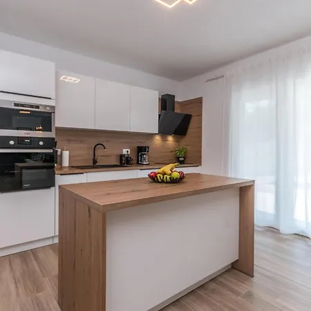 4 Bedroom Lovely In Holiday home Donje Rastane