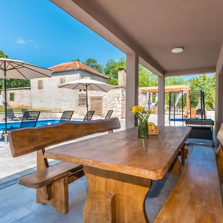 Casa de Férias 4 Bedroom Lovely In Donje Rastane