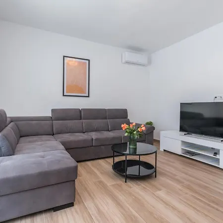 4 Bedroom Lovely In