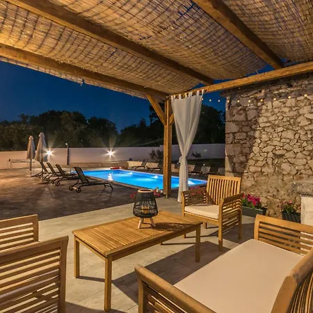 4 Bedroom Lovely In Holiday home *