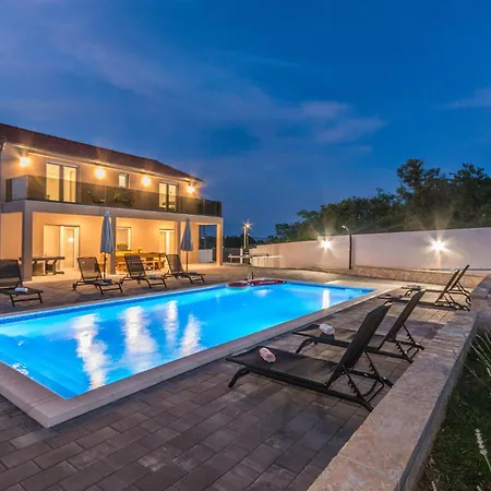 4 Bedroom Lovely In *