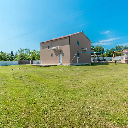 4 Bedroom Lovely In Donje Rastane