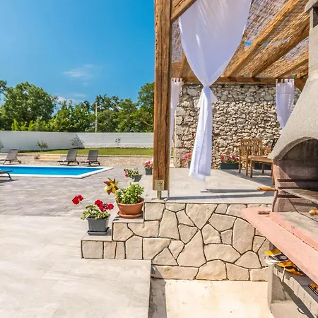 4 Bedroom Lovely In * Donje Rastane