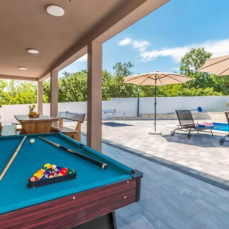 بيت للعطل 4 Bedroom Lovely In Donje Rastane