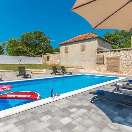 4 Bedroom Lovely In * Donje Rastane
