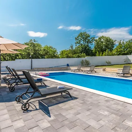 4 Bedroom Lovely In Donje Rastane