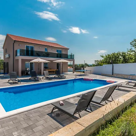 4 Bedroom Lovely In