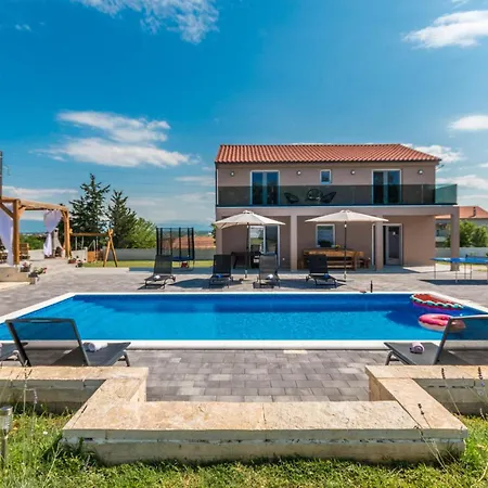 4 Bedroom Lovely In Casa de Férias Donje Rastane