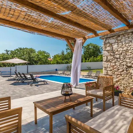 Holiday home 4 Bedroom Lovely In Donje Rastane