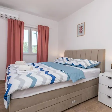 4 Bedroom Lovely In * Donje Rastane