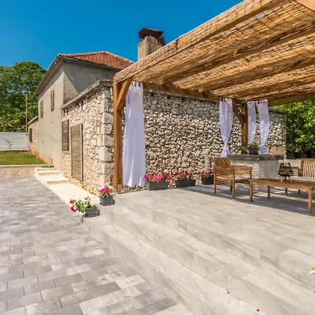4 Bedroom Lovely In Donje Rastane
