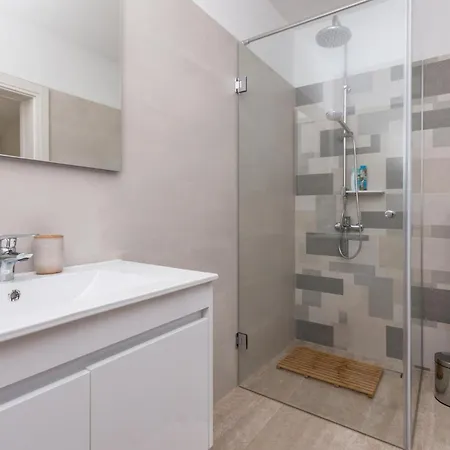 4 Bedroom Lovely In Holiday home *