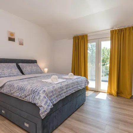4 Bedroom Lovely In Casa de Férias Donje Rastane