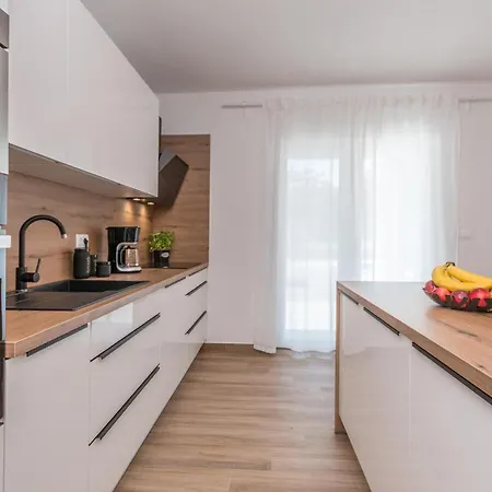 4 Bedroom Lovely In * Donje Rastane