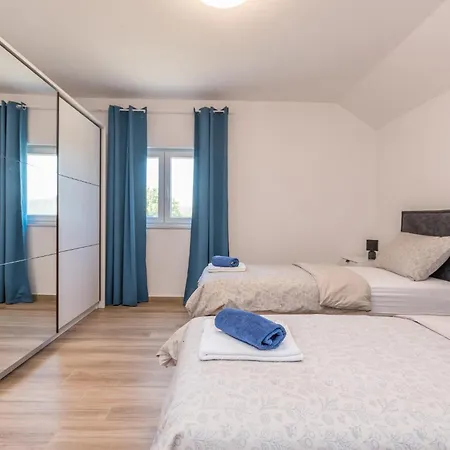 4 Bedroom Lovely In Donje Rastane