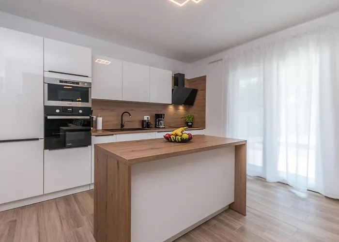 4 Bedroom Lovely In Ferienhaus Donje Rastane