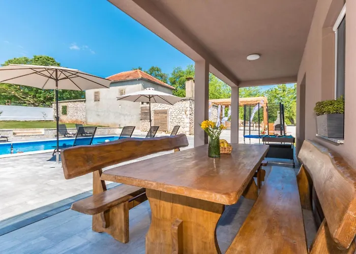펜션 4 Bedroom Lovely In Donje Rastane