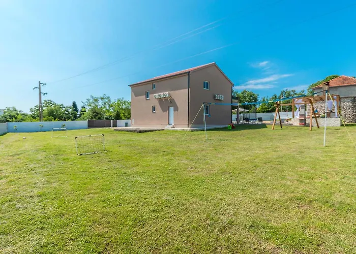 4 Bedroom Lovely In Donje Rastane