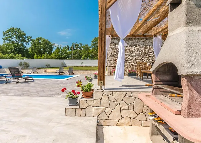 4 Bedroom Lovely In * Donje Rastane