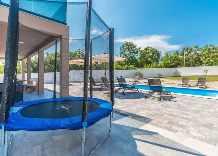 펜션 4 Bedroom Lovely In