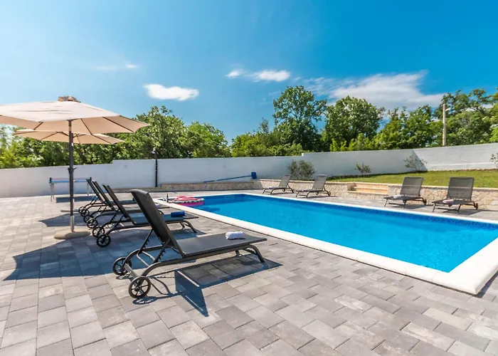 4 Bedroom Lovely In Donje Rastane