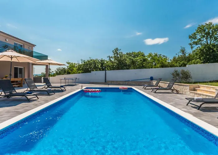 4 Bedroom Lovely In * Donje Rastane