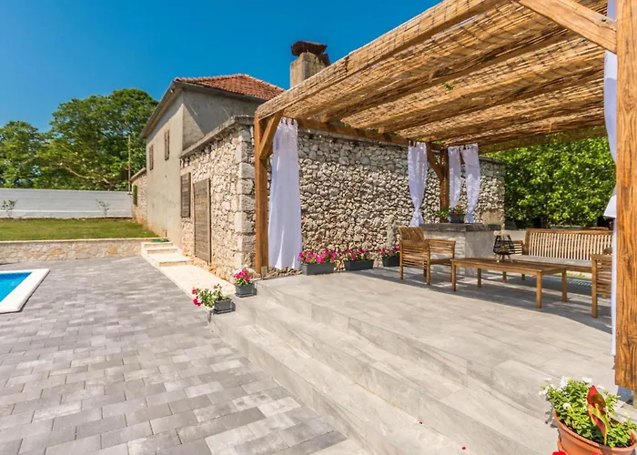 4 Bedroom Lovely In Donje Rastane