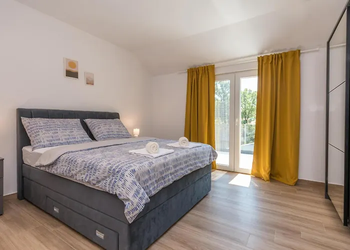 4 Bedroom Lovely In Ferienhaus Donje Rastane