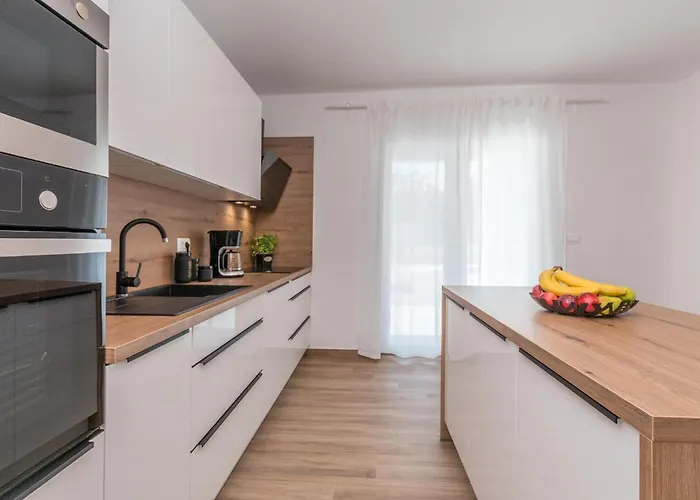 4 Bedroom Lovely In * Donje Rastane