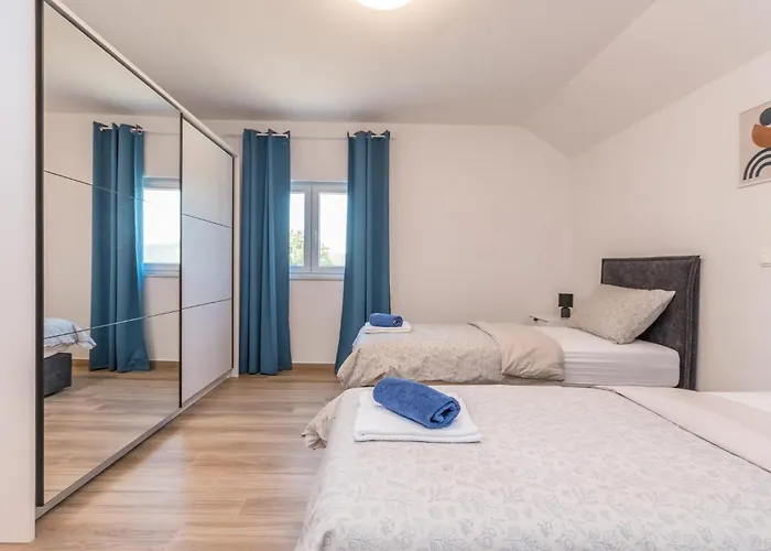 4 Bedroom Lovely In Donje Rastane
